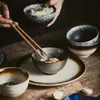 Ręcznie robiona japońska miska ryżowa 4,5 -calowa tradycyjna azjatycka restauracja ceramiczna miski z piaskowatym płatkiem śniegu cętkowa biała metaliczna czarna