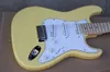 Guitare électrique jaune personnalisée en usine avec manche festonné en érable, incrustation de frettes à points d'ormeau, pickguard blanc, matériel chromé, peut être personnalisée