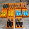 Hot 20ss Nowe Kobiety Płaskie Buty Rybackie Klasyczna Skóra Połowa Przeciągnij 3D Casual Buty Designer Sandały Buty Listowe Kapcie Flip Flop Slajdy