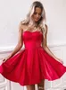 Goedkope Simple Red Short Homecoming Jurken Sweetheart Backless Lace-Up Boven Boven Knielengte Satijn Mini Cocktail Party Gowns Roken De Cocktail