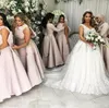 2022 Grau Einzigartiger Ausschnitt Große Schleife Brautjungfernkleider Teelang Satin Plus Size Party Ballkleid Afrikanisches Hochzeitsgastkleid Abend Formal