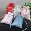 Floral Small Silk Pouch Party Gift Tas Chinese Trekkoord Stof Verpakking Tassen Kerst Bruiloft Gunst Tassen 50 stks / partij