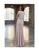 2019 Nieuwe Dusty Pink Crepe Schede Lange bescheiden Bruidsmeisjekleding met Cap Sleeves Vloerlengte Elegante bescheiden Maids Of Honor Dress