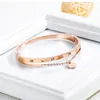 Mode Luxury Designer Vacker mousserande diamant Zircon Heart Charms Bangle Armband för Kvinna Tjejer 17 cm Rose Gold Titanium Steel