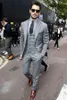 Nuovi smoking dello sposo Groomsmen One Button Grigio chiaro Risvolto a punta Best Man Suit Wedding Blazer da uomo Abiti Custom Made (Giacca + Pantaloni + Gilet + Cravatta) 14