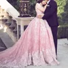 Vestidos de quinceañera de encaje rosa, tren de la capilla elegante con hombros descubiertos, tul con apliques, vestido de princesa para fiesta de cumpleaños dulce hecho a medida