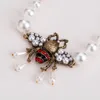 Luxury Designer Hängsmycke Halsband Kvinnor Flickor Rhinestone Pearl Bee Halsband Känd Märke Smycken Gåva för kärlek