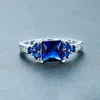 古典的な女性ブルークリスタルストーンリングチャームシルバーの中空レインボーの結婚指輪ビンテージブライダルスクエア婚約指輪