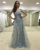 2021 Niestandardowe niebieskie sukienki wieczorowe Sheer szyi koronka aplikacja z koralikami Overskirts Tiul Cap Rleeves Plus Size Long Prom Gowns 403 403