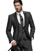 Nuovo smoking dello sposo grigio antracite di alta qualità One Button Peak Risvolto Groomsmen Uomo Abiti da sposa Sposo (giacca + pantaloni + cravatta + gilet) XF288