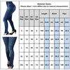 Женские джинсы с высокой талией женщины вышиты в эфире.