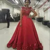Arabskie długie sukienki Sukienek Sheer Bateau Neck Bez Rękawów 3D Kwiatowe Koronkowe Aplikacje Illusion Top Red Evening Party Suknie z Petal Zdobienie