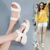 Designer Riveted Sports Sandaler Luxury Diamond Märke Kvinnors Fritid Sandaler Mode Läder Utomhus Beach Casual Girls Shoes Top Quali