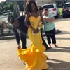 Sexy gele spaghetti riemen zeemeermin prom jurken kant applique gelaagde ruches backless vloer lengte satijn formele avondjurken