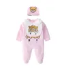 018mths pasgeboren Rompers Bodysuit met Cap Bib Bear Print 3 -delige jumpsuits jongensmeisjes OnePiece Algemene peuter baby kinderen plays6606555