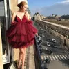 Abiti da ritorno a casa bordeaux Cinghie senza spalline Pieghe arricciate a strati corti Vita impero A Line Puffy Prom Celebrity Party Gown Custom Made