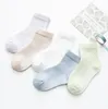 chaussettes minces pour les nourrissons