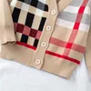 Chłopcy Dziewczęta Dzianiny Sweter Koreański Stripe Plaid Pasujące dzianiny Kardeniowe Ubrania Dzieci Kurtki Kurtki Płaszcz Odzież Odzież Boutique Ubrania GJJ23