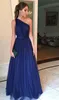 Blaue, elegante, plissierte One-Shoulder-Abschlussballkleider, lange Empire-formale Abendkleider mit Band, gerüschtes bodenlanges Mädchen-Festzugkleid, günstig
