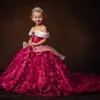 Fuchsia pärlstav små flickor tävlingsklänningar bollklänning 3D Appliced ​​Flower Girl Dress for Wedding Off Shoulder First Commonion Gowns 407