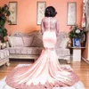2018 Wunderschöne rosa Spitze-Meerjungfrau-Abschlussballkleider, transparente lange Ärmel, applizierte Sweep-Zug, formale arabische Abendgarderobe, Partykleider
