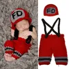 Vestito fatto a mano all'uncinetto Baby Fireman Outfit Puntelli per foto neonato Costume per bambino lavorato a maglia Vestito natalizio Regalo per baby shower