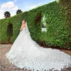 2020 Nouvelle robe de mariée de luxe en tulle de cristal brillant perlé avec fleur cathédrale train dentelle appliques magnifiques robes de mariée blanches