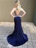 Eleganta pärlor kristaller Royal Blue Prom Klänningar Sexiga Open Back Afton Party Klänningar med Slit Robe de Soiree