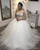 Luxury Arabic Crystal Ball Gown Bröllopsklänningar Sweetheart Beaded Puffy Bridal Gowns Plus Size Bröllopsklänning Bröllopklänningar Robe de Marie