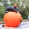 Maßgeschneiderte aufblasbare Halloween-Kürbiskopf-Replik, 3 m/6 m Höhe, riesiger luftgeblasener Kürbis-Modellballon mit einer schwarzen Katze für die Außen- und Innendekoration