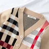 Chłopcy Dziewczęta Dzianiny Sweter Koreański Stripe Plaid Pasujące dzianiny Kardeniowe Ubrania Dzieci Kurtki Kurtki Płaszcz Odzież Odzież Boutique Ubrania GJJ23