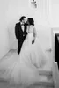 Eleganckie Długie Rękawy Koronki A-Line Wedding Dress Vintage V Neck Tulle Plus Size Bridal Suknia z pociągiem Sweeo