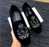 Neue Stil von Männern Blue Velvet Schuhe Stickerei Crown Fashion Party und Bankett männliche Kleiderschuhe plus Größe Herren-Slipper 38-45