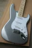 E -Gitarre mit Big Silver Factory in Pearl White und Pickguard Microfones Channel Region bietet maßgeschneiderte Services4326505