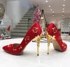 Hot Sale-Bridal Trouwschoenen Satijn Zijde Hoge Hakken Filigraan Bladeren Verfraaid Eden Pumps Puntschoen Metalen Hakken Party Jurk Stilettos