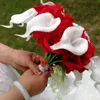 Trapsgewijze Bruidsboeketten Bruiloft Bloemen met Kunstparels en Strass Witte Calla Lelies Rode Rose De Mariage Decoratie Dropshipping