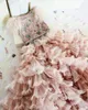 素晴らしい羽毛の女の子のページェントのドレスは、結婚式のチュールティアードの最初の聖体拝領のガウンのためのラインビーズの花の女の子のドレスをアップルークしました