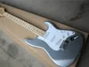 Chitarra elettrica con grande fabbrica d'argento in bianco perla e battipenna, microfoni, regione dei canali, fornitura di servizi personalizzati.