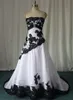 끈이없는 백색 공단 웨딩 드레스와 블랙 레이스 트림 긴 비 전통 웨딩 드레스 플러스 크기
