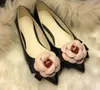 Spring Femmes Habe Chaussures Marques Femmes Chaussures décontractées Camellia Fleurs peu profondes bouche pointu à bout de couleur mixte Chaussures robes en cuir doux