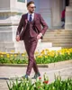 Moda Burgundia Groom Tuxedos Peak Lapel Groomsmen Mens Suknia Ślubna Doskonała Kurtka Mężczyzna Blazer 3 szt. Kostium (kurtka + spodnie + kamizelka + krawat) 188