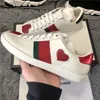 nieuwe gner luxe mannen vrouwen schoenen sneakers aantrekkelijke ontwerper aas borduurwerk bijen tijger hoofd slang fruit hond casual platte unisex trainers