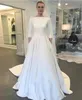 образец Скромные атласные свадебные платья в стиле Меган Маркл с вырезом «бато» и рукавами 3/4, закрытыми пуговицами, свадебное платье в саду, со шлейфом