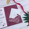 Luxe Bourgondië Rose Laser Cut Pocket Huwelijksuitnodigingen met glitter gouden buikbanden en tags, aangepaste uitnodiging en RSVP-kaart
