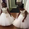 Afrykańska Linia Kwiat Dziewczyny Sukienki Z Big Bow O Neck Bez Rękawów Top Satyna Z Tulle Girls Wedding Party Tanie Suknie 2020