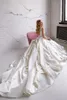 2020 Günstige einfache Brautkleider mit V-Ausschnitt, ärmellos, gerafft, Hofschleppe, Hochzeitskleid, Rüschen, Satin, maßgeschneidertes Brautkleid, Robes De Mari￩e