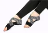 Di vendita calda calzini di yoga aeree prevenzione di pattino di moda professionista del fitness cinque dita adulti esposti scarpe adulto di yoga