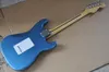 Vänsterhandad metallisk blå elektrisk gitarr med Rosewood Fretboardwhite pickguardcan anpassas som begäran8418238