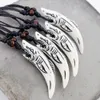 卸売12pcsフェイクヤク骨樹脂彫刻白い歯のペンダント男性のための女性のネックレス