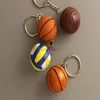 150pcs / mycket nya pvc mini basket keychains plast volleyboll nyckelringar för gåvor